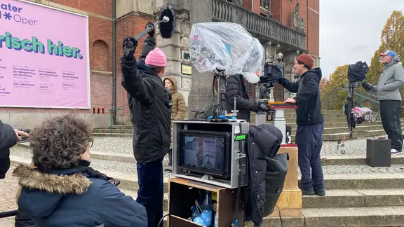 Ein Drehteam dreht den Kieler Tatort am Rathausplatz in Kiel.