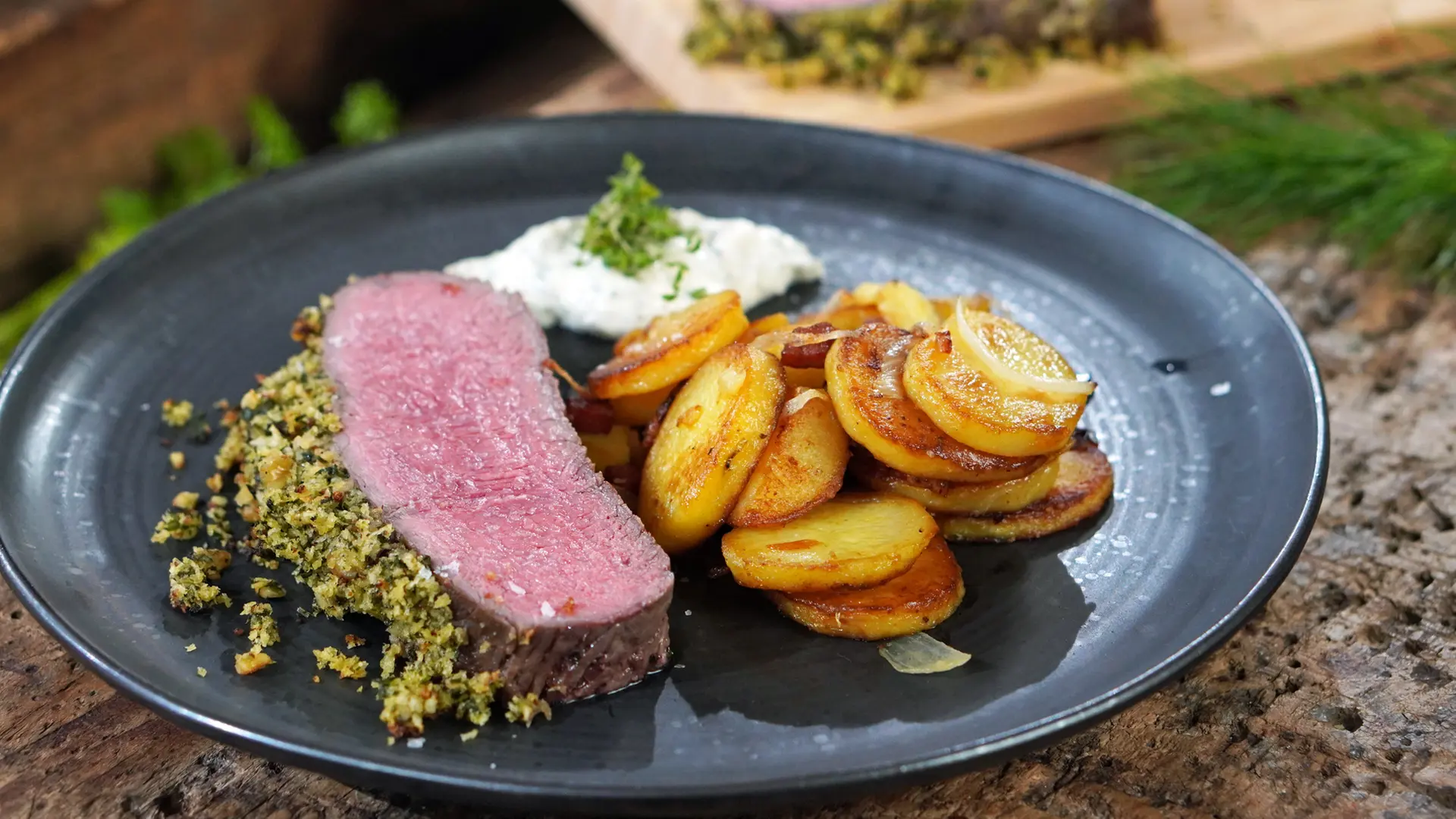 Roastbeef mit Kräuter-Nusskruste, Bratkartoffeln und Remoulade | ndr.de