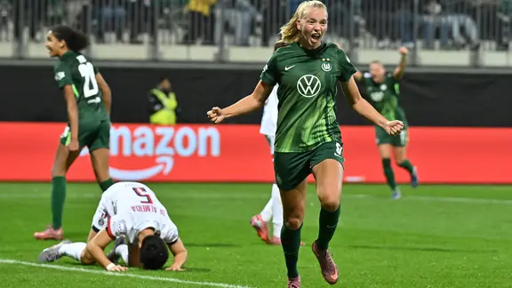 Ella Peddemors (VfL Wolfsburg) feiert ihren Treffer zum 2:0. | picture-alliance/dpa Ella Peddemors (VfL Wolfsburg) feiert ihren Treffer zum 2:0.