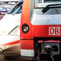 Zwei Loks der Deutschen Bahn in Nahaufnahme.