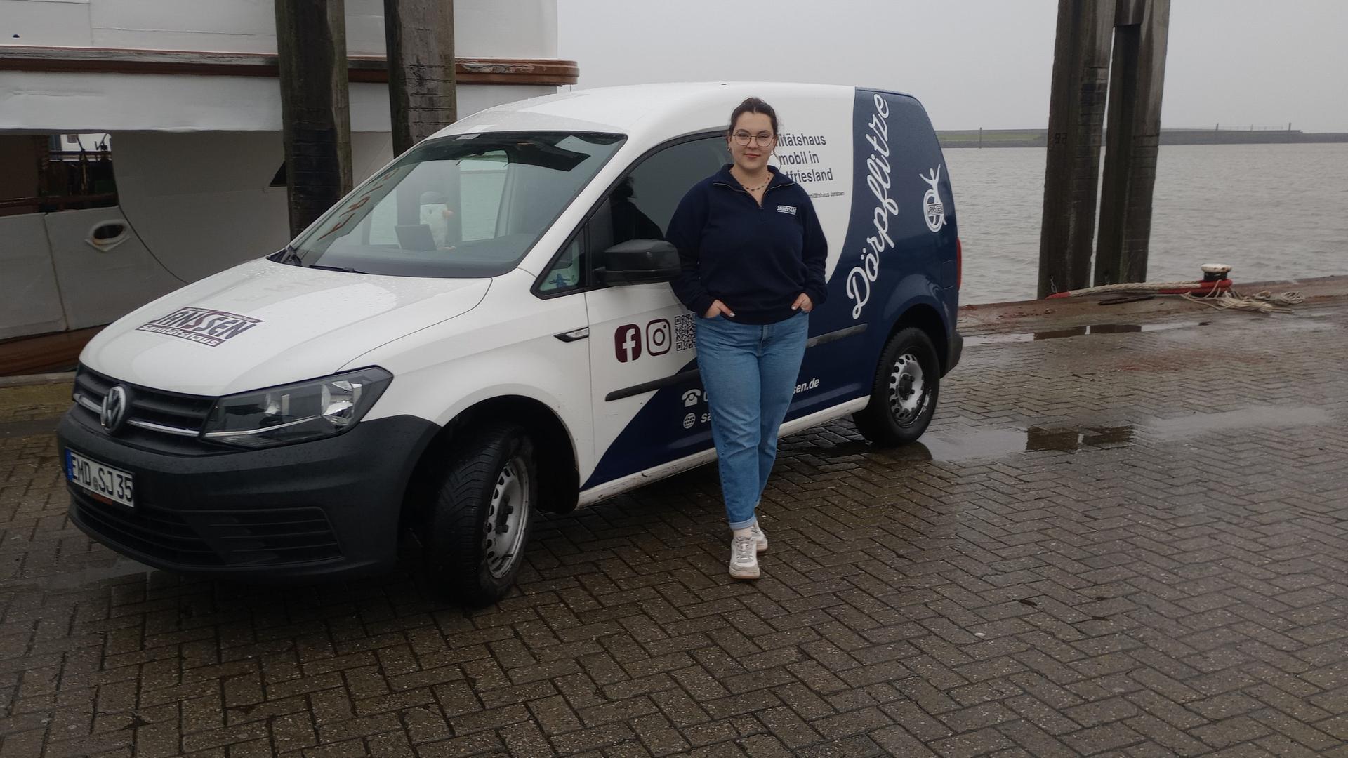 Eine Frau vor einem Auto.  | Luise Burchard