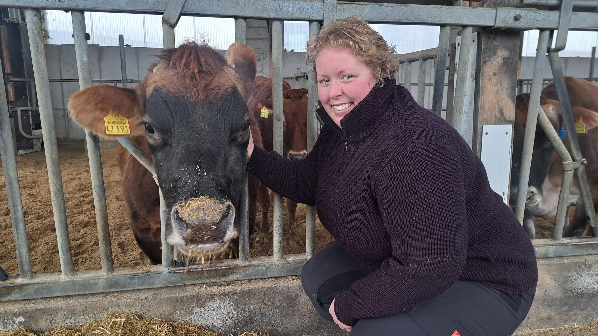 Katharina Bleis steht neben einer ihrer Jersey-Kühe. | NDR, Birgit Stamerjohanns