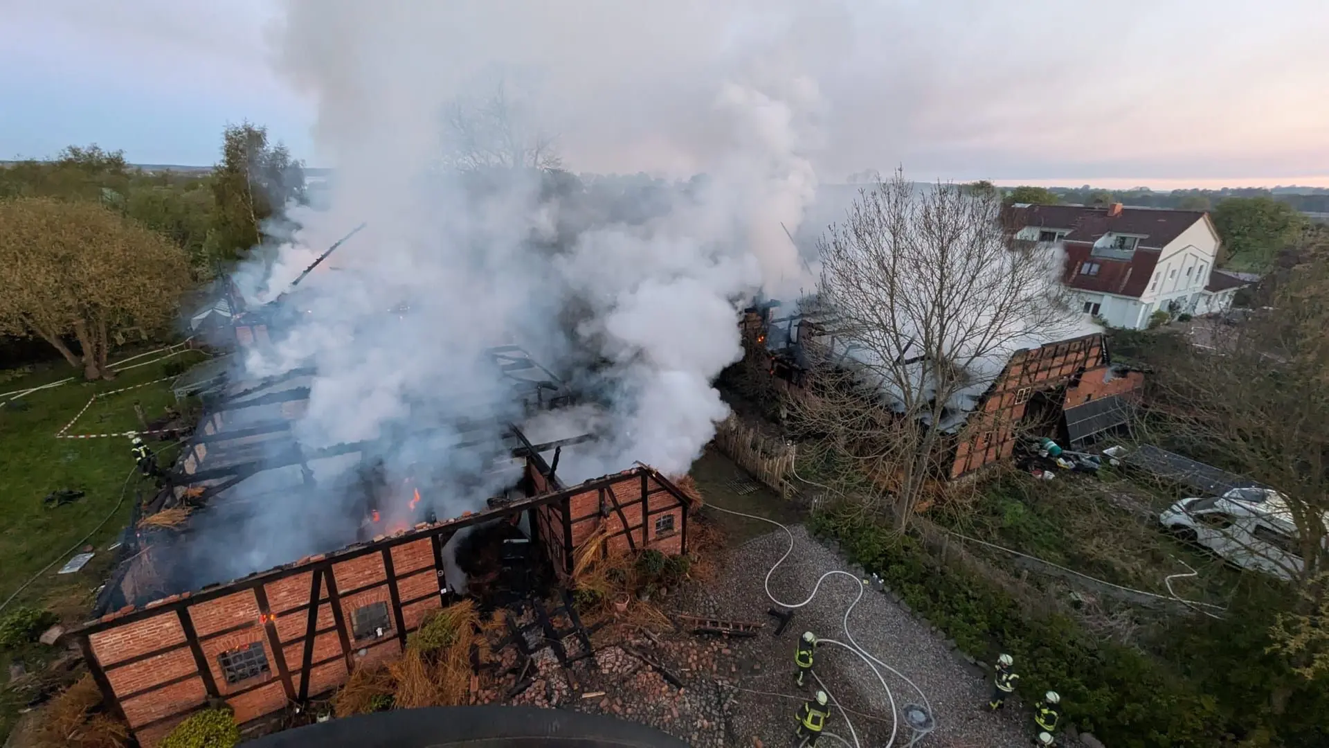 Großbrand vernichtet zwei Reetdachhäuser in Schwanbeck
