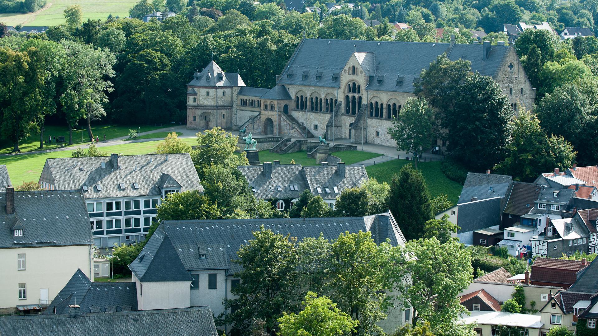 Das Kaiserpfalz-Gelände in Goslar. | dpa Bildfunk, Swen Pförtner/dpa