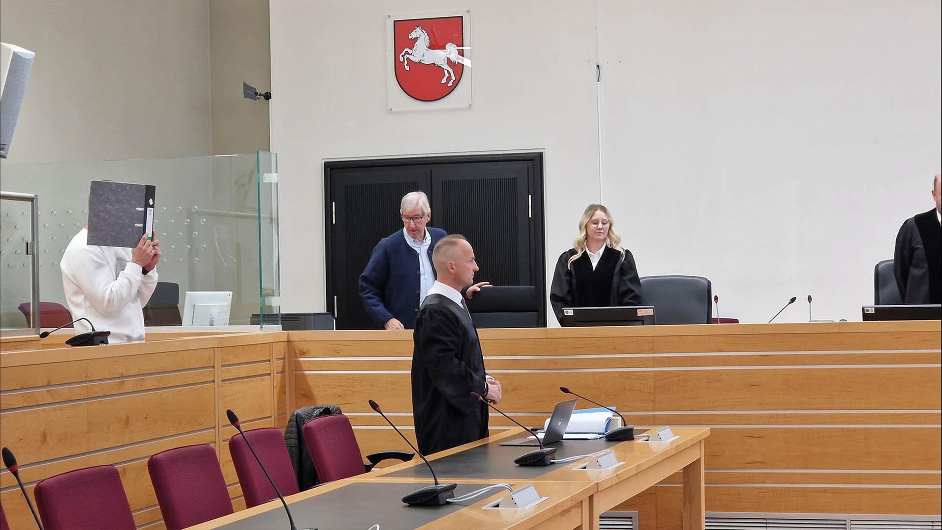 Richter, Angeklagter und Anwälte im Landgericht Hannover. | NDR, Maren Bruns