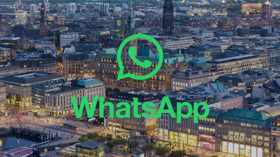 Ein Bild vom Hamburger Rathaus aus der Luft fotografiert.