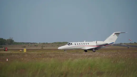 Ein Privatjet auf dem Rollfeld des Flughafen Sylt.