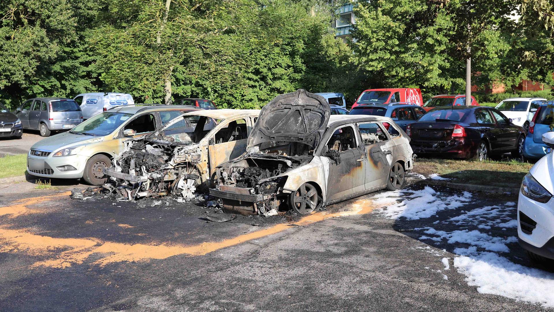 Brandstiftung? Zwei Autos in Rostock komplett ausgebrannt