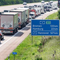 Stau auf der Autobahn 1 in Schleswig-Holstein Richtung Hamburg.