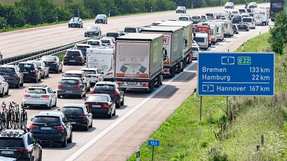 Stau auf der Autobahn 1 in Schleswig-Holstein Richtung Hamburg.
