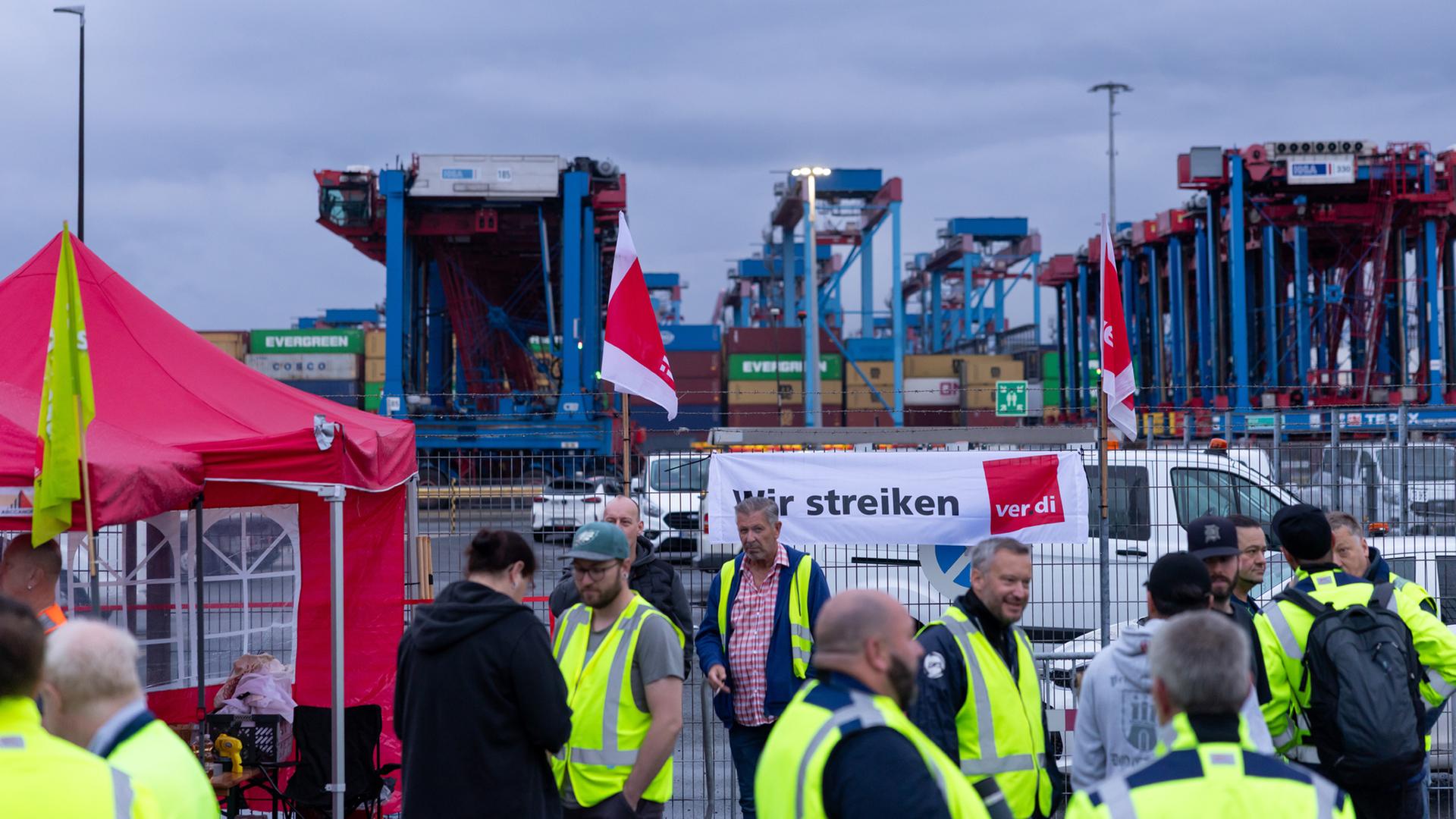 Tarifstreit: Warnstreik legt Seehäfen still