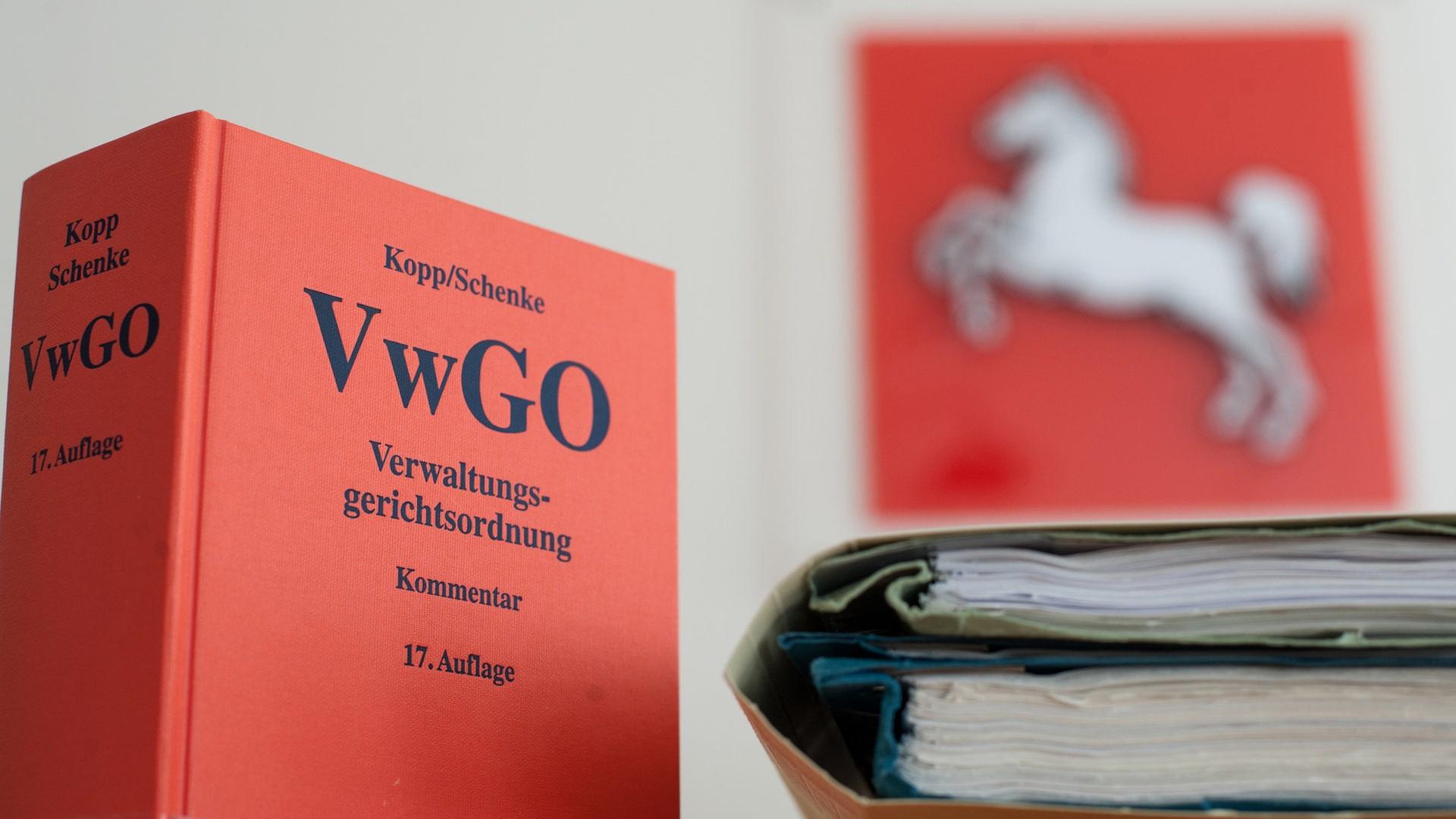 Die Verwaltungsgerichtsordnung steht neben Akten im NiedersÃ¤chsischen Oberverwaltungsgericht (OVG) auf einem Tisch. | picture alliance, Philipp Schulze, dpa 