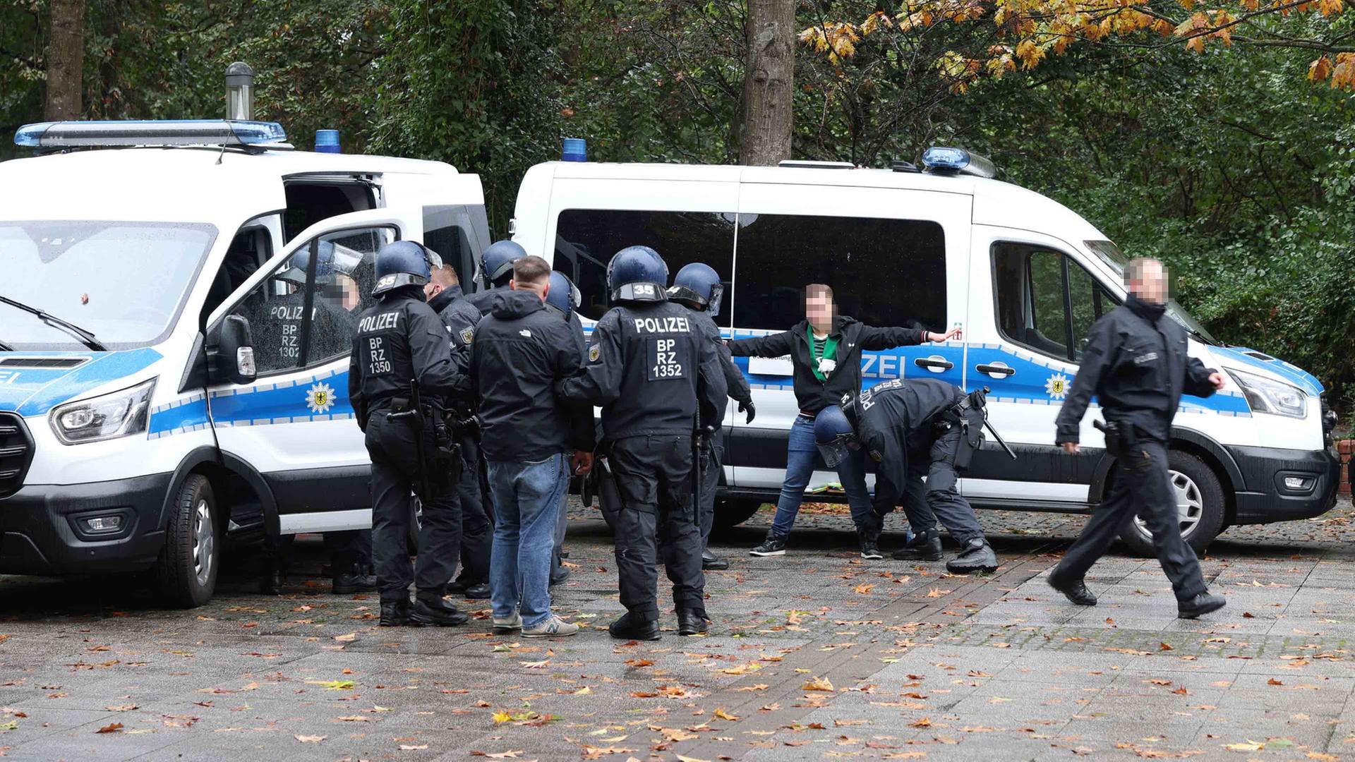 St.-Pauli-Fans und Anhänger des VfL Wolfsburg prügeln sich in Hannover