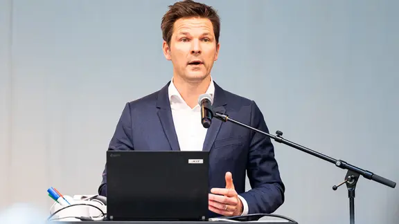 Steffen Krach spricht bei einer Eröffnung. (Themenbild) | dpa, Michael Matthey Steffen Krach spricht bei einer Eröffnung. (Themenbild)