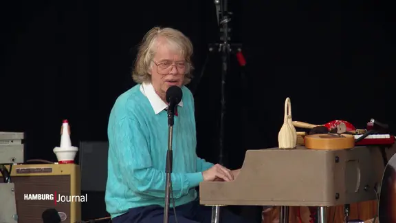 Helge Schneider spielt Klavier.