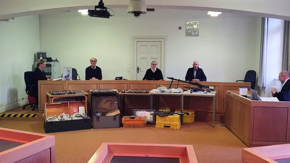 Prozessteilnehmende im Prozess gegen Waffensammler im Landgericht Flensburg
