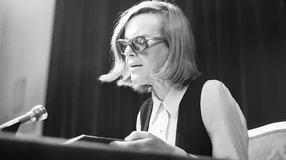 Η Αυστριακή συγγραφέας Ingeborg Bachmann σε μια ανάγνωση στη Βιέννη το 1971. | συμμαχία εικόνων/εικόνες brandstaetter/Νόρα Σούστερ, Νόρα Σούστερ Η Αυστριακή συγγραφέας Ingeborg Bachmann σε μια ανάγνωση στη Βιέννη το 1971.
