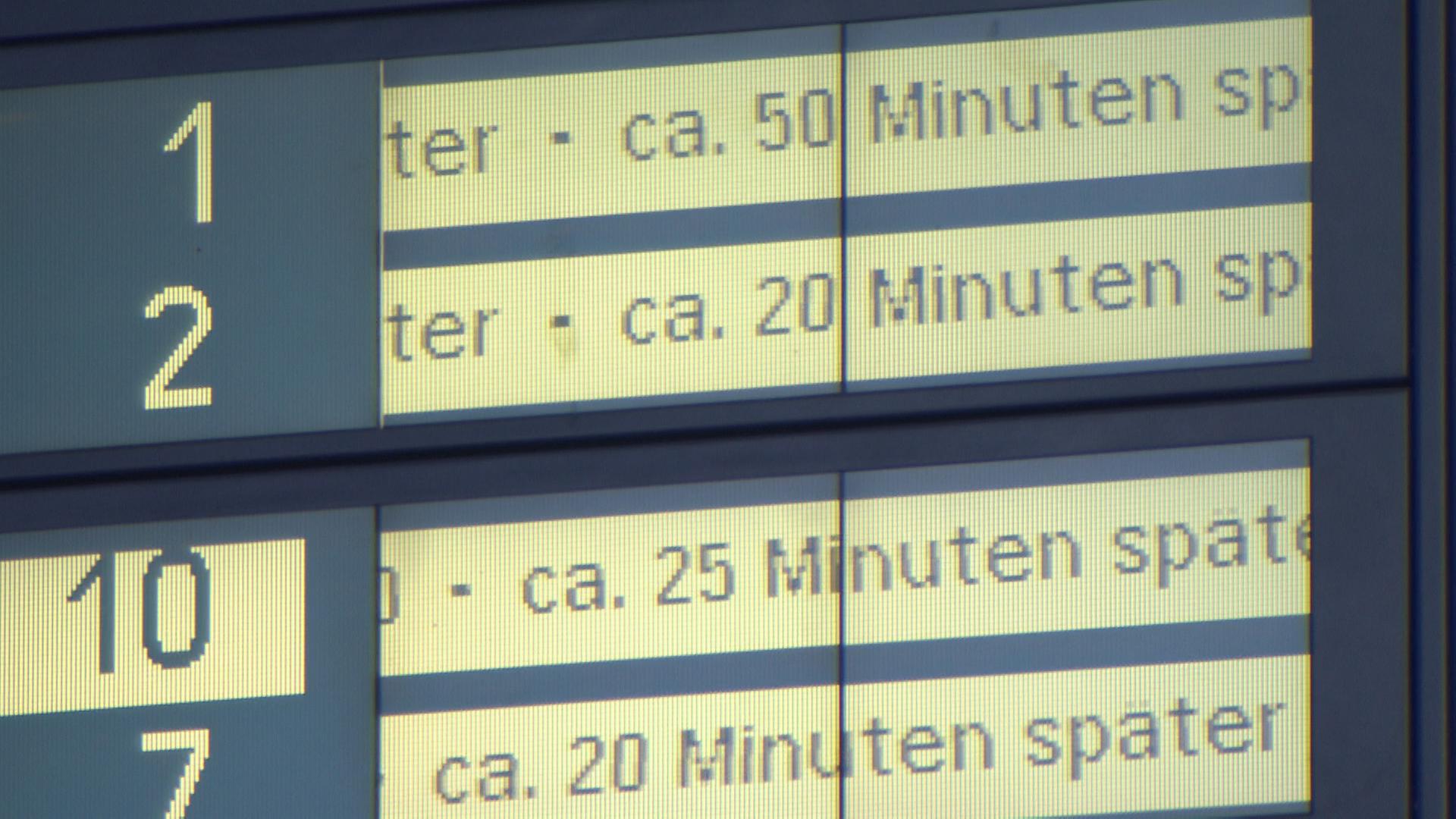 Zugverspätungen werden auf einer Anzeigetafel angezeigt. | NDR