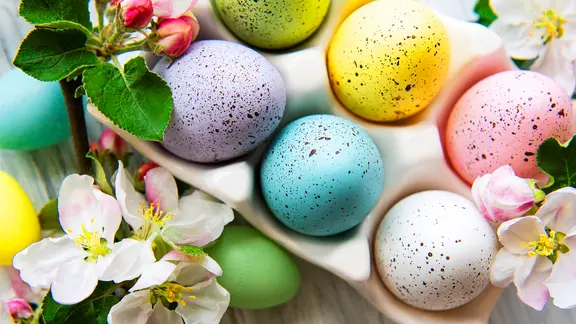 Sechs bunte, gesprenkelte Eier in einem Eierkarton. | Colourbox, Addictive Stock Creatives Sechs bunte, gesprenkelte Eier in einem Eierkarton.