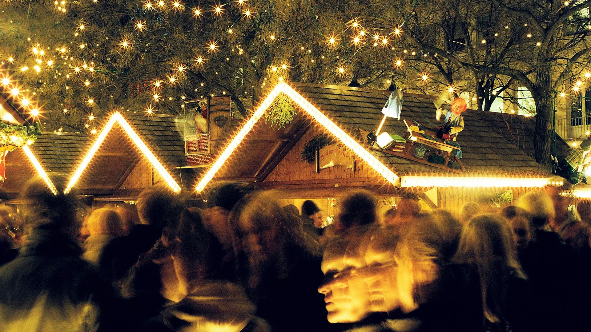 Menschenmenge auf dem Weihnachtsmarkt | Photo-Beagle / Photocase