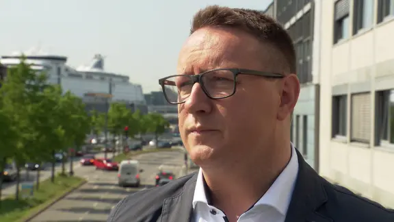 Christian Dirschauer, SSW-Landesvorsitzender, blickt bei einem Interview nach der Kommunalwahl 2023 in Schleswig-Holstein zur Seite.