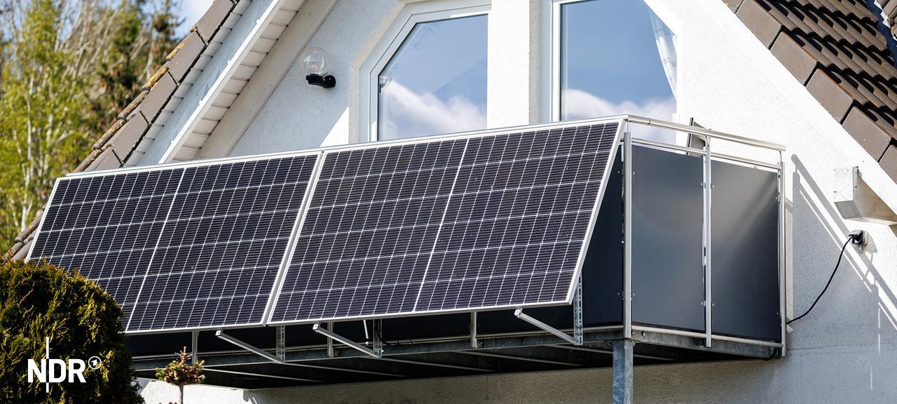 Ein Balkonkraftwerk ist an einem Balkon von einem Wohnhaus zu sehen. | picture alliance / dpa | Matthias Balk Ein Balkonkraftwerk ist an einem Balkon von einem Wohnhaus zu sehen.