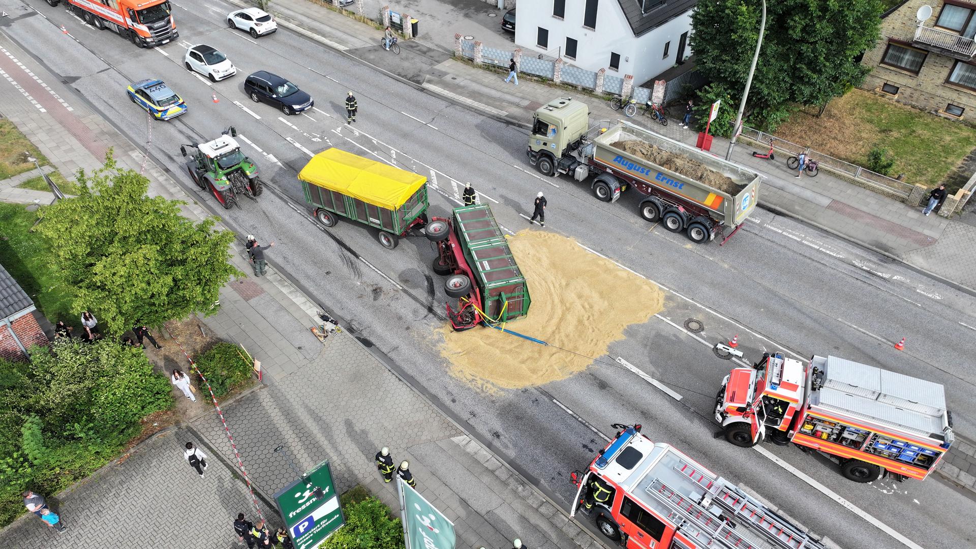 Hamburg: Traktoranhänger in Neugraben-Fischbek umgekippt Hamburg: Traktoranhänger in Neugraben-Fischbek umgekippt