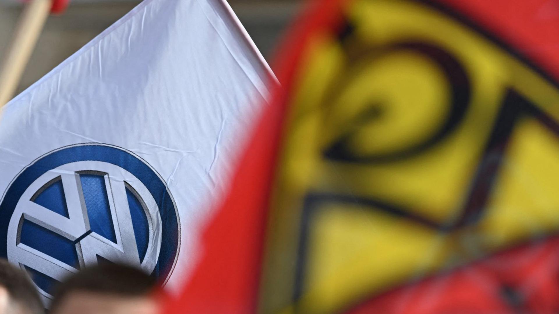 Proteste bei einem Aktionstag der IG Metall. | dpa, Hendrik Schmidt