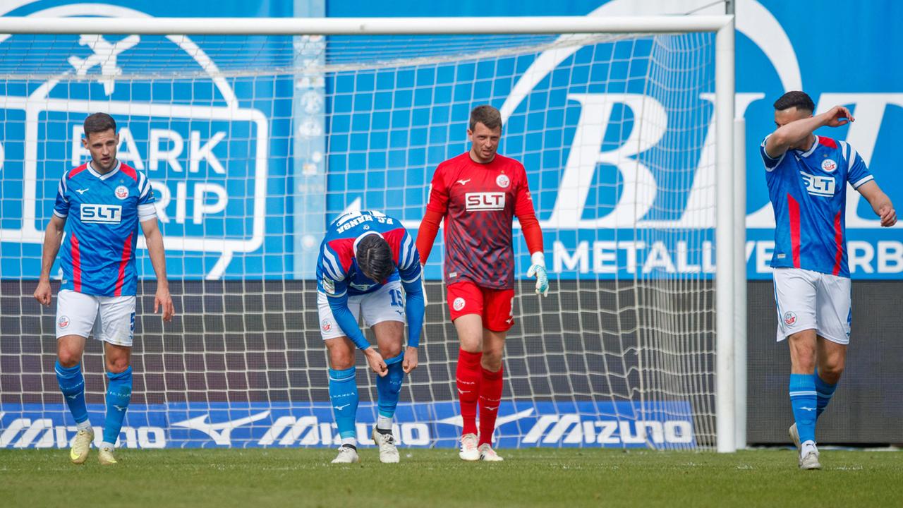 Pleite gegen Viktoria Köln - Herber Rückschlag für Hansa Rostock