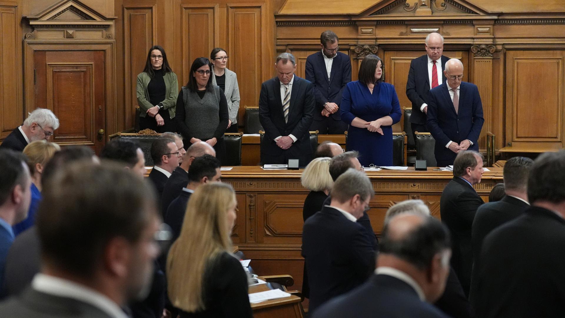 Frau vor U-Bahn gerissen: Bürgerschaft gedenkt still und streitet laut