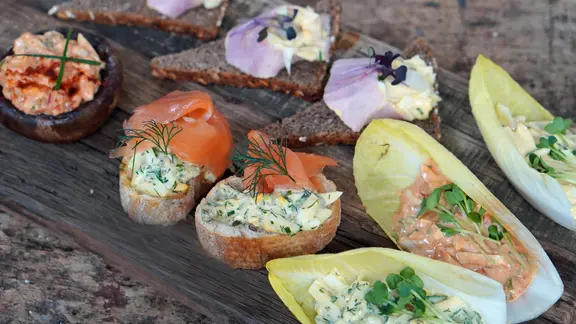 Eiersalat auf Brot, in Chicoréeblättern und in einem Pilz serviert. | NDR, Florian Kruck Eiersalat auf Brot, in Chicoréeblättern und in einem Pilz serviert.