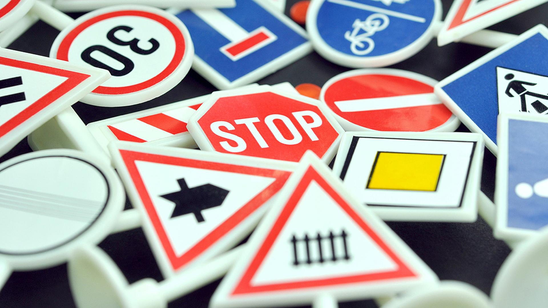 Verkehrsschilder | Fotolia, photocrew