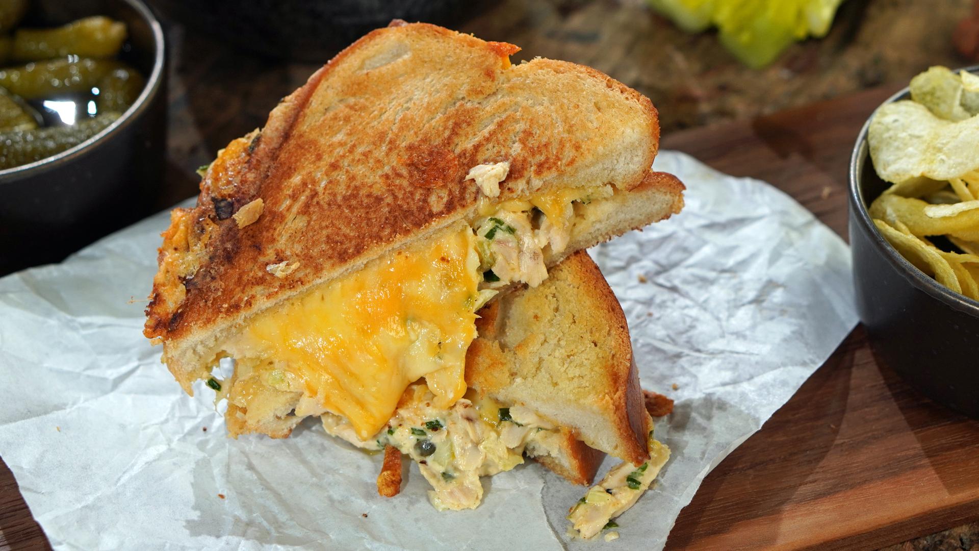 Sandwich mit Thunfisch-Mayo-Füllung und viel geschmolzenem Käse | NDR/Florian Kruck