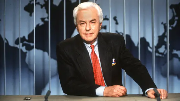 Hanns Joachim Friedrichs sitzt im Tagesthemen-Studio.