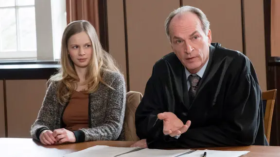 Markus Gellert (Herbert Knaup, r.) vertritt die 15-jährige Milena Rönert (Emilia Bernsdorf, l.) vor Gericht - sie will, dass ihrer Mutter das Sorgerecht entzogen wird.