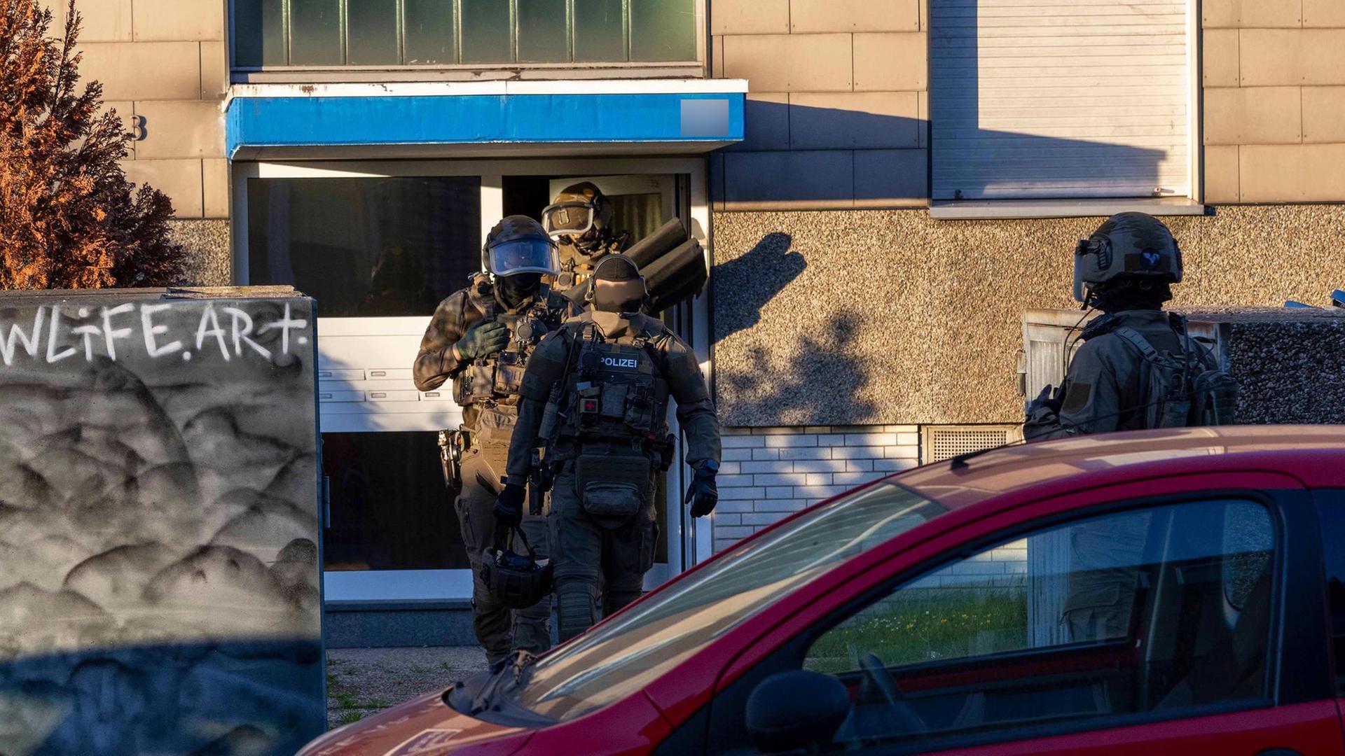 Spezialkräfte der Polizei sind bei einer Razzia im Einsatz. | dpa-Bildfunk, Justin Brosch