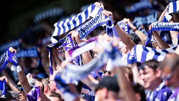 Fans des VfL Osnabrück halten Schals in die Höhe