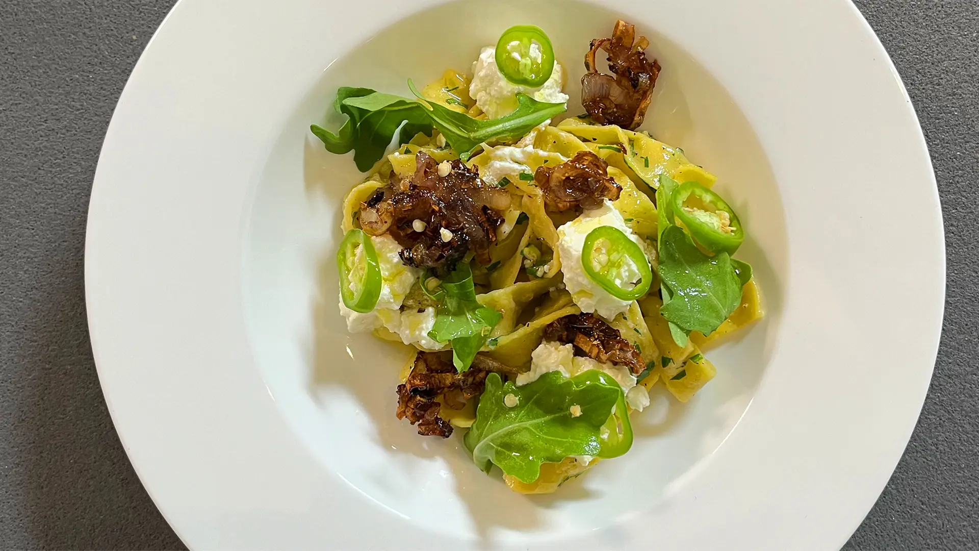Tagliatelle mit Knusper-Schalotten, Ricotta und Rucola | ndr.de Tagliatelle mit Knusper-Schalotten, Ricotta und Rucola | ndr.de