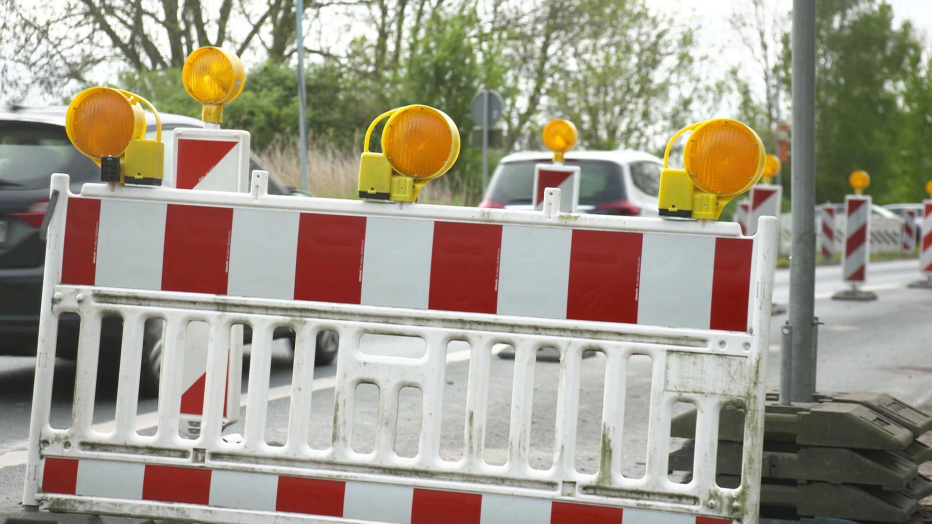 Eine Fahrspur auf der Brücke in Bützfleth ist gesperrt. | Rüdinger Rang / Norddeutscher Rundfunk