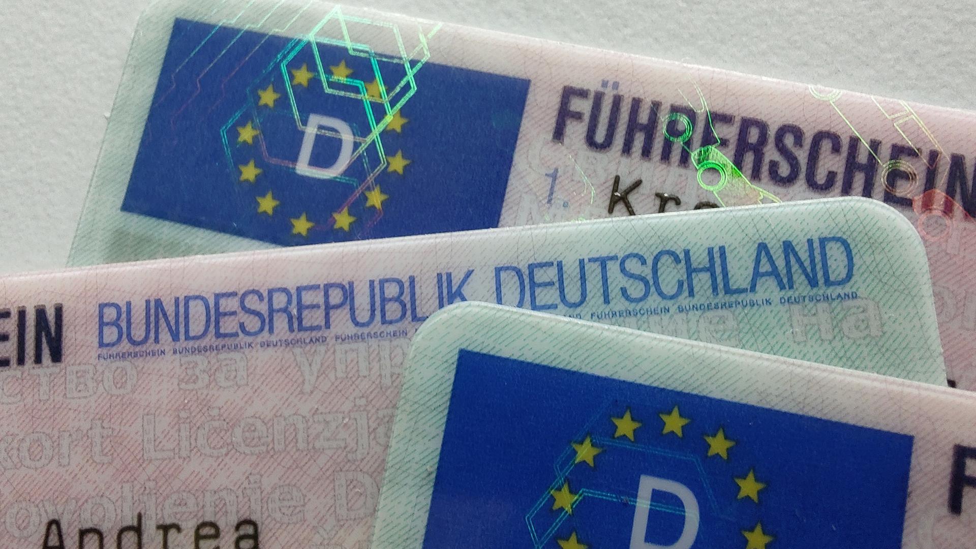 Mehrere der neuen EU-Kartenführerscheine aus Deutschland liegen übereinander | NDR, Peer-Axel Kroeske