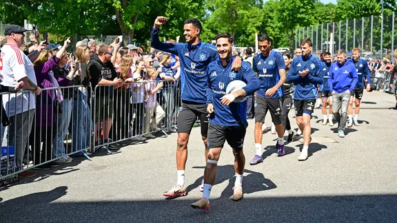 Die HSV-Profis Robert Glatzel (l.) und Ludovit Reis werden von den Fans begrüßt.