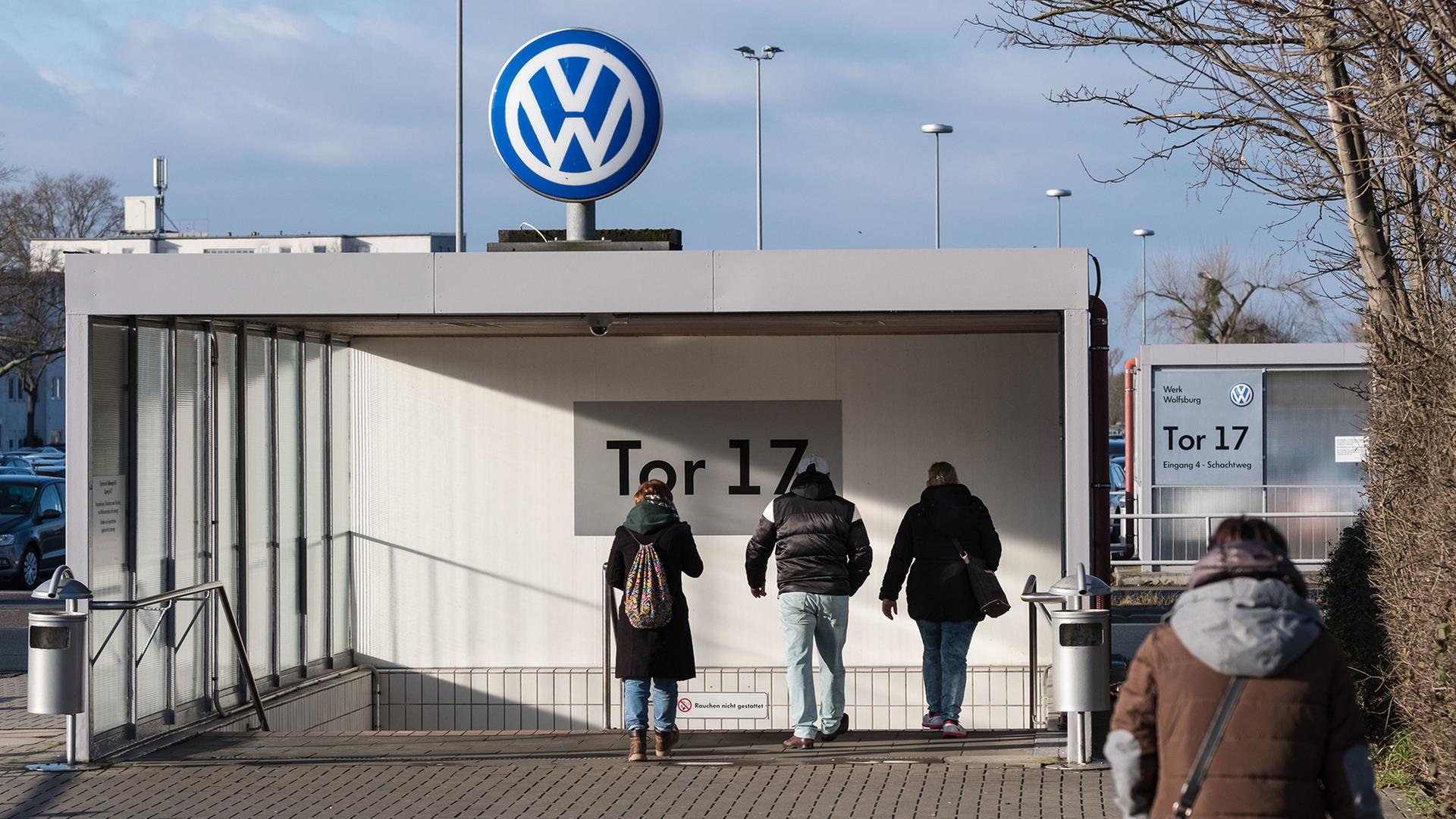 VW-Mitarbeiter gehen in das VW-Werk in Wolfsburg durch Tor 17. | dpa - Bildfunk, Peter Steffen