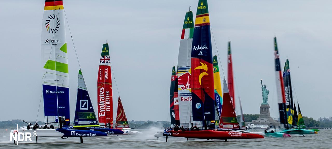 Blick auf Rennkatamarane auf dem Wasser vor der Freiheitsstatue | Sail GP, Samo Vidic Blick auf Rennkatamarane auf dem Wasser vor der Freiheitsstatue