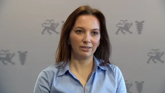 Magdalena Finke (Staatssekretärin des Innern) blickt in die Kamera.