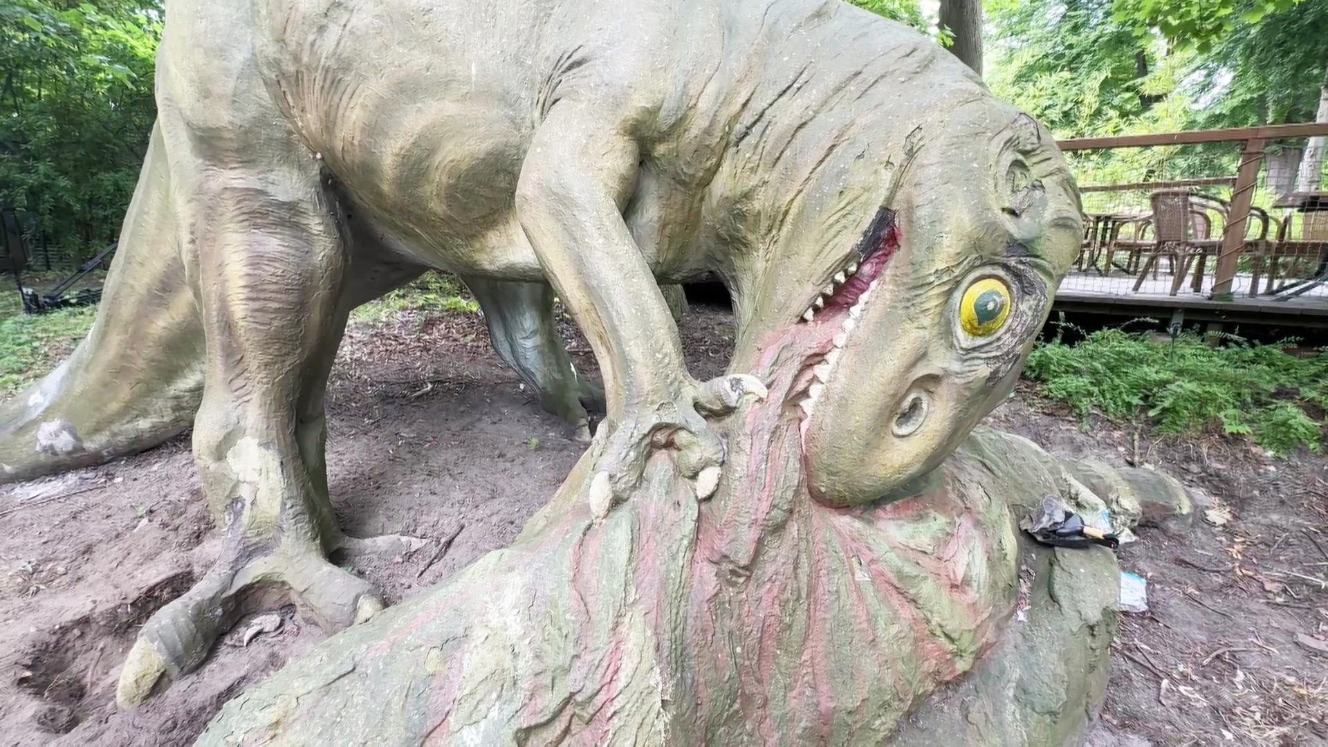 Eine Dinosaurierfigur zehrt an einem stück Fleisch.  | Screenshot