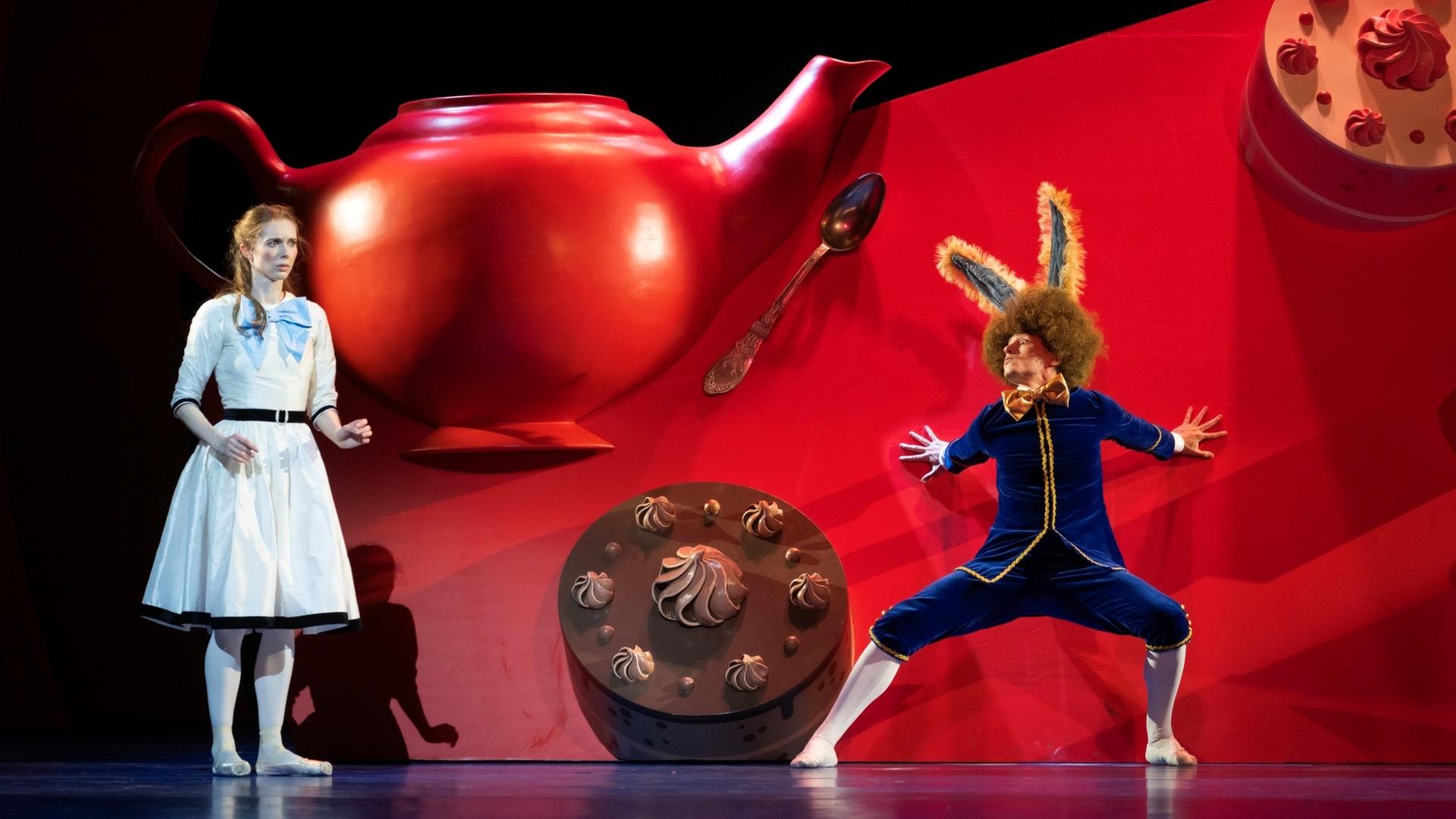 Skurril und unheimlich: Hamburger Ballett-Tage starten mit "Wunderland"