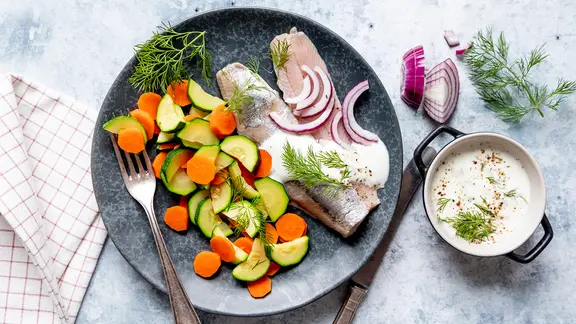 Matjes mit gedünstetem Gemüse und Joghurt-Dip | ndr.de