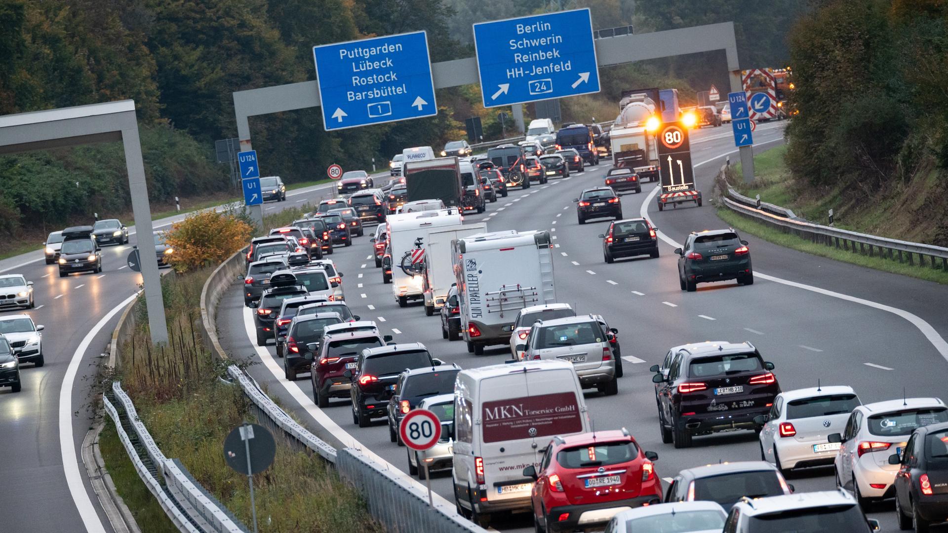 Dutzende Autos, Wohnmobile und Lastwagen stehen auf der Autobahn 1 im Stau. | picture alliance/dpa, Jonas Walzberg