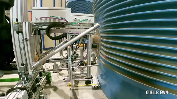 Ein Messroboter untersucht einen Castorbehälter.