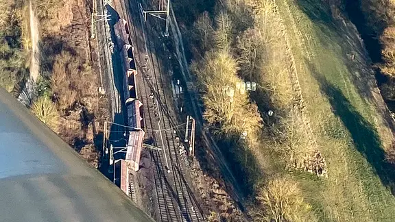 Luftaufnahme von entgleisten Waggons bei Elze